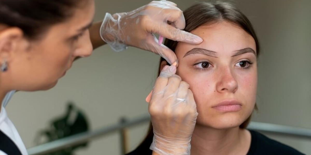 "Trasplante de cejas: restaura tu belleza natural y transforma tu mirada"